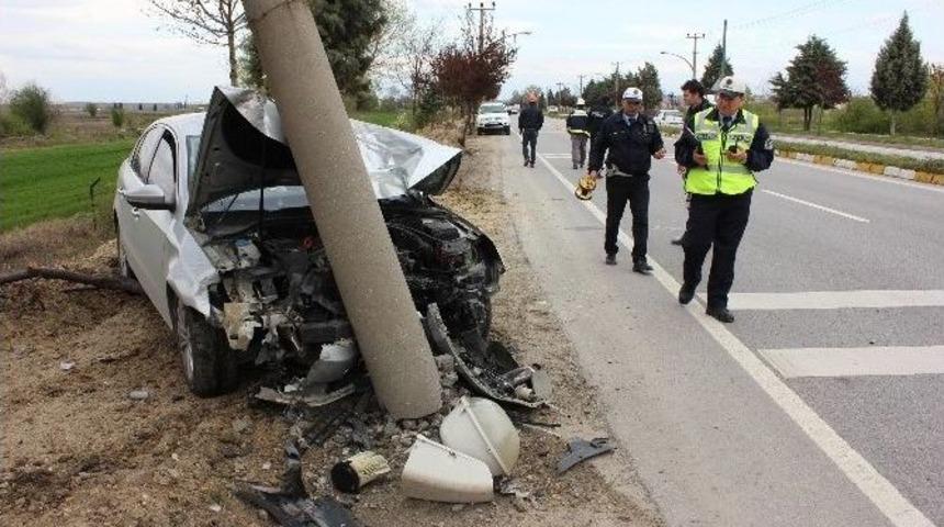 Otomobil Direğe &Ccedil;arparak Durabildi