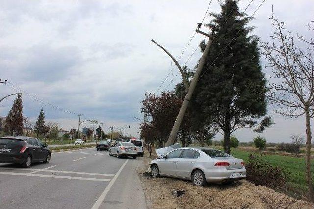 Otomobil Direğe Çarparak Durabildi