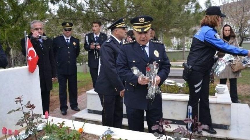 Aksaray&rsquo;da Polis Teşkilatı Şehitliği Ziyaret Etti