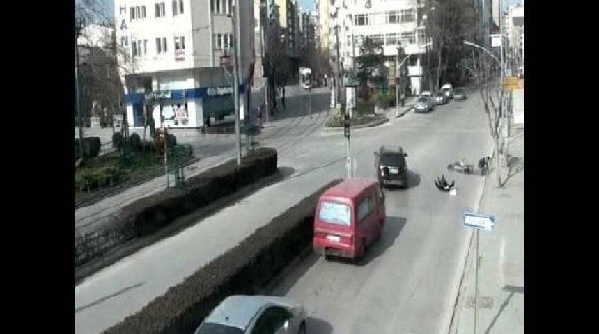 Eskişehir'de Trafik Kazaları Mobese G&ouml;r&uuml;nt&uuml;lerinde