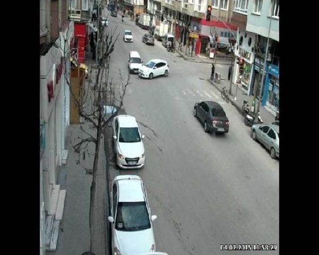 Eskişehir'de Trafik Kazaları Mobese Görüntülerinde