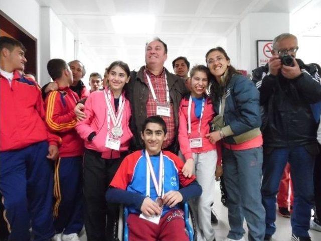 Burhaniyeli &Ouml;zel Sporcular Balıkesir&rsquo;de Madalyaları Topladı 3