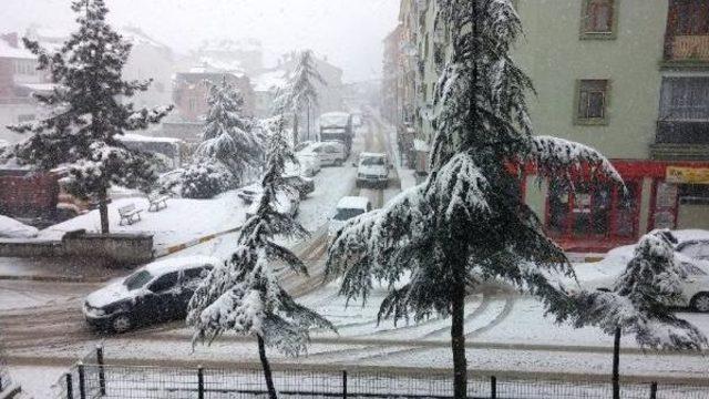 Isparta Güne Kar Yağışıyla Uyandı (2)