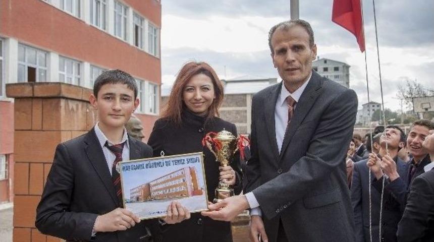 Başarılı &Ouml;ğrenciler Her Hafta &Ouml;d&uuml;llendiriliyor