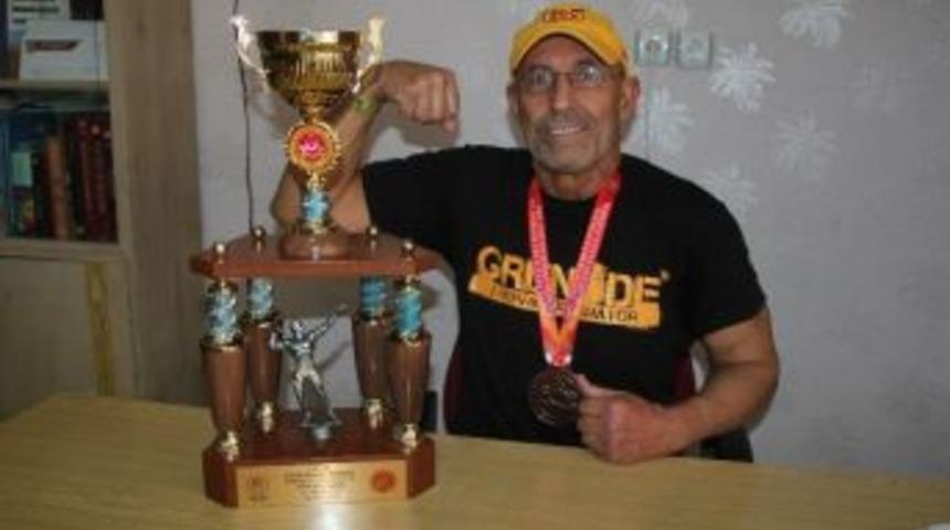 67 Yaşındaki V&uuml;cut&ccedil;u T&uuml;rkiye &Uuml;&ccedil;&uuml;nc&uuml;s&uuml; Oldu