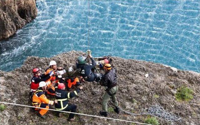 Falezlerde Yaralı Kurtarma Tatbikatı