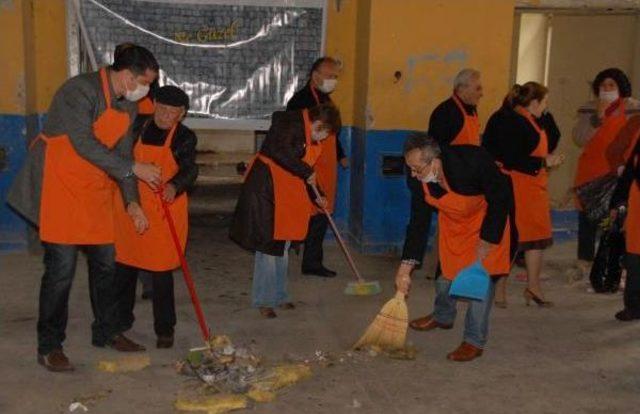 Denizli'de Taş Binalar Için Süpürgeli Eylem