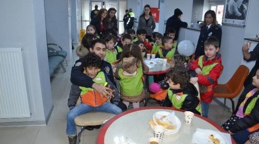 Anaokulu &Ouml;ğrencileri Polis Oldu, Ekipleri Olaya G&ouml;nderdi