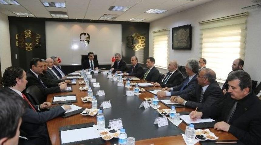 Vali D&uuml;zg&uuml;n, Siyasi Parti İl Başkanları İle Bir Araya Geldi