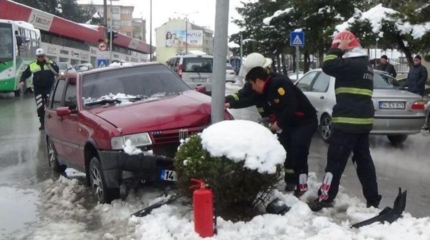 Karda Kontrolden &Ccedil;ıkan Otomobil Direğe &Ccedil;arparak Durabildi