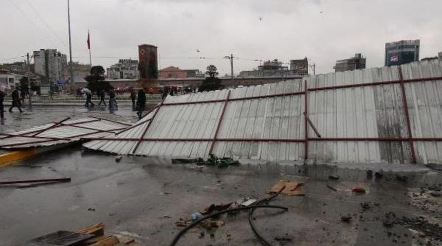 Taksim Meydanı'nda Şiddetli Poyraz Etkili Oldu