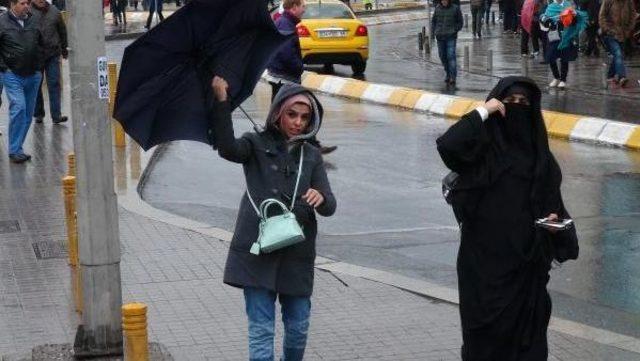 Taksim Meydanı'nda Şiddetli Poyraz Etkili Oldu