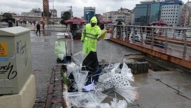 Taksim Meydanı'nda Şiddetli Poyraz Etkili Oldu