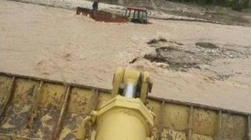 Yenipazar&rsquo;da Trakt&ouml;r Sel Sularına Kapıldı