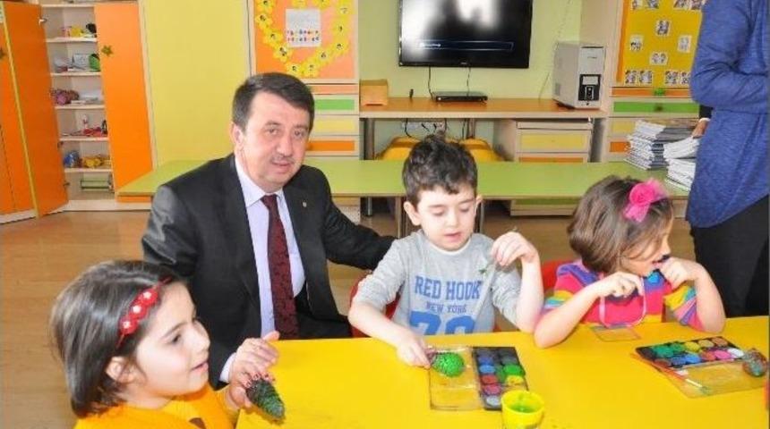 Nazilli&rsquo;de Minik &Ouml;ğrencilere Boyama Ve Yap-boz Kitap&ccedil;ıkları Dağıtıldı