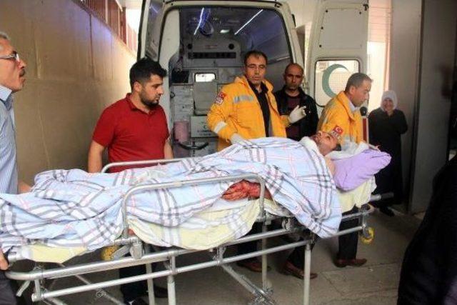 Çay Ocağında Otururken Boğazından Bıçaklandı 1