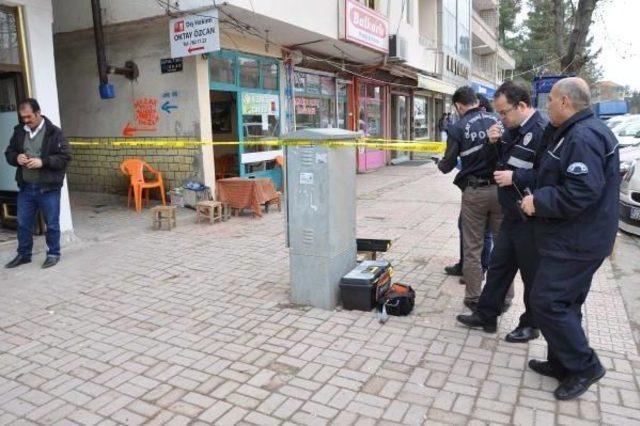 Çay Ocağında Otururken Boğazından Bıçaklandı 2