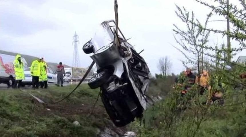 Tem'de Takla Atan Otomobilde Baba Oğul &Ouml;ld&uuml;, 3 Kişi Yaralandı