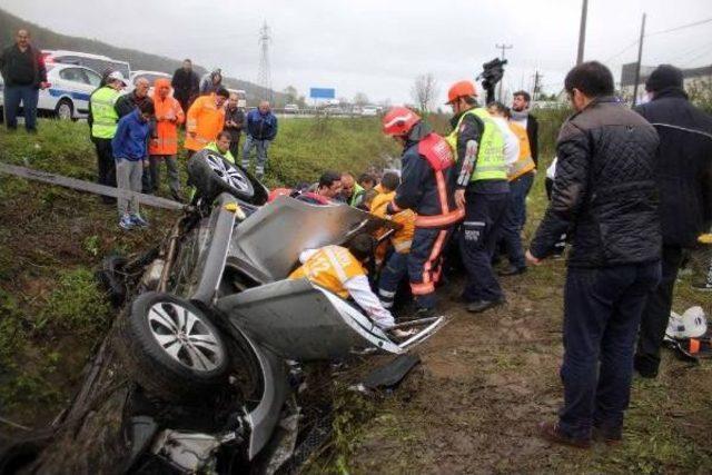 Tem de Takla Atan Otomobilde Baba Oğul Öldü, 3 Kişi Yaralandı 3