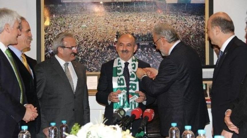 Fanatik Beşiktaşlı Bakan M&uuml;ezzinoğlu Bursapor Atkısı Taktı