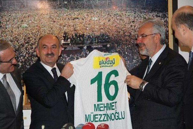 Fanatik Beşiktaşlı Bakan M&uuml;ezzinoğlu Bursapor Atkısı Taktı 1