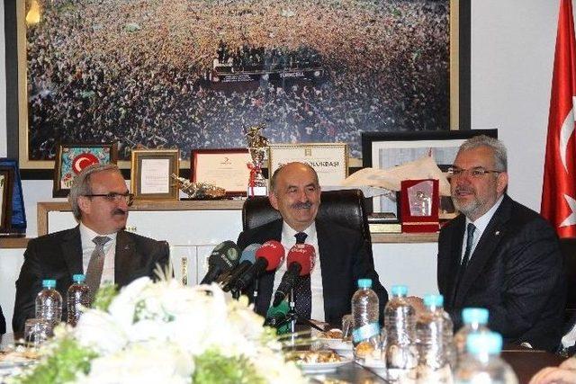 Fanatik Beşiktaşlı Bakan M&uuml;ezzinoğlu Bursapor Atkısı Taktı 2