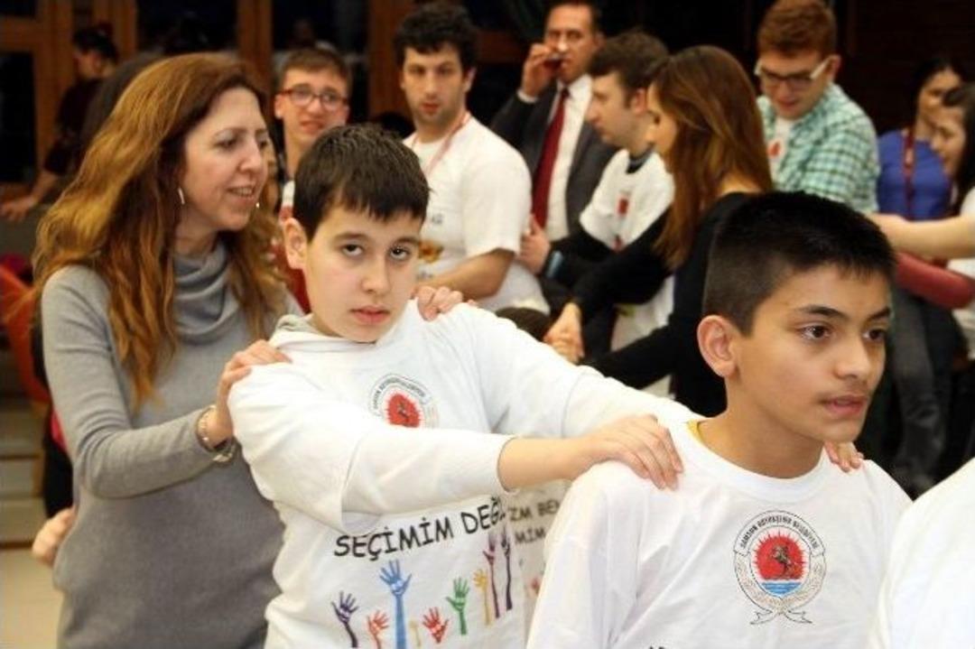 Otizmli &Ccedil;ocuklar G&ouml;n&uuml;llerince Eğlendi