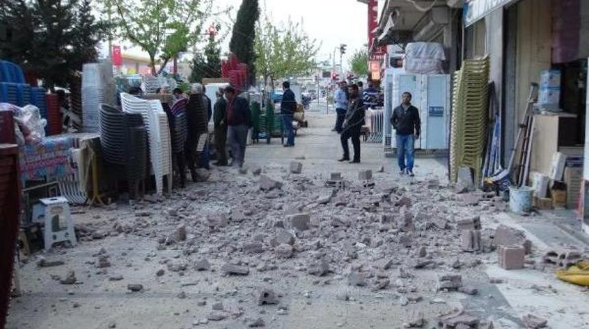 İnşaattan Kopan Tuğlalar Tehlike Yaratıyor