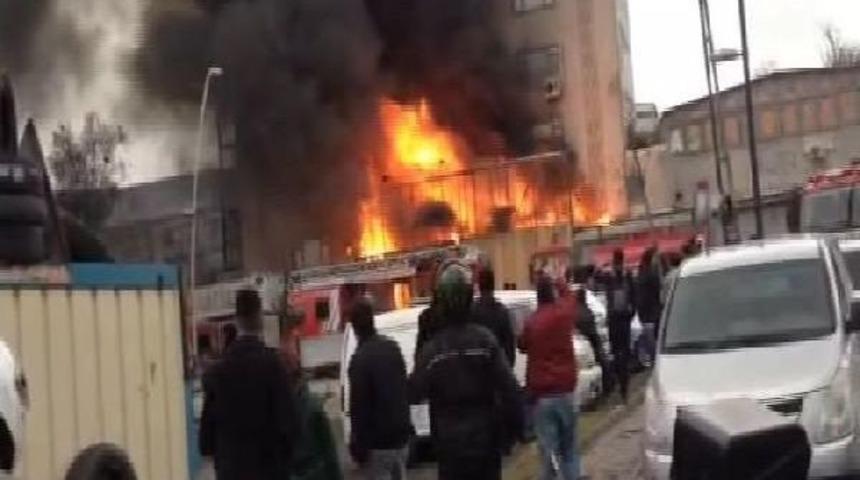 Kocasinan'da Mobilya Fabrikasında Yangın...