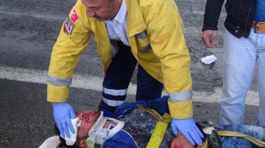 Ehliyetsiz S&uuml;r&uuml;c&uuml; Otomobiliyle Bariyerlere &Ccedil;arptı: 2 Yaralı