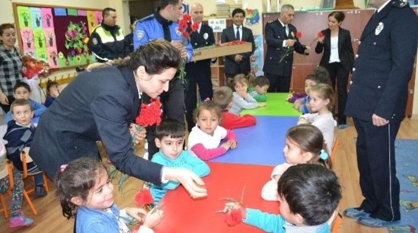 &Ccedil;erkezk&ouml;y Polisinden &Ouml;ğrencilere Hediye