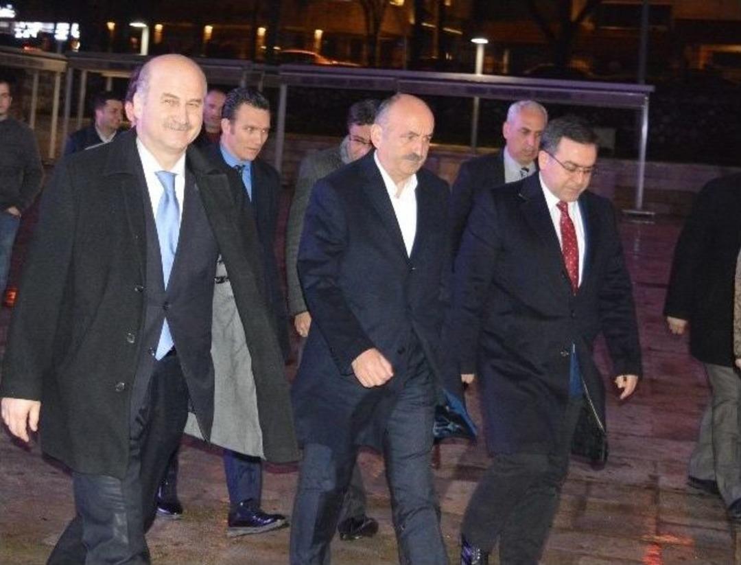 Bakan M&uuml;ezzinoğlu Sabah Namazını Ulu Cami&rsquo;de Kıldı