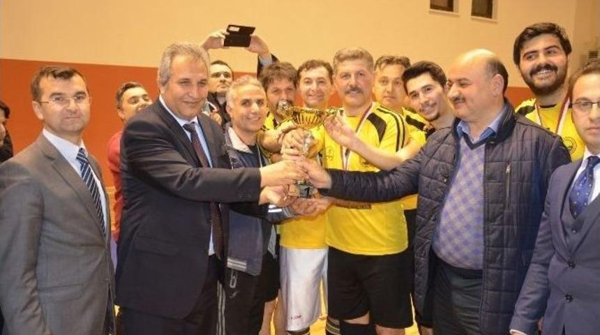 Voleybol Turnuvasında Şampiyon Dolunay Ortaokulu