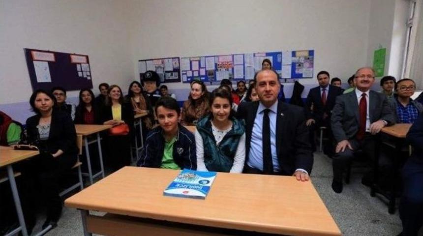 Vali &Ccedil;omaktekin&rsquo;den Okula Kitap