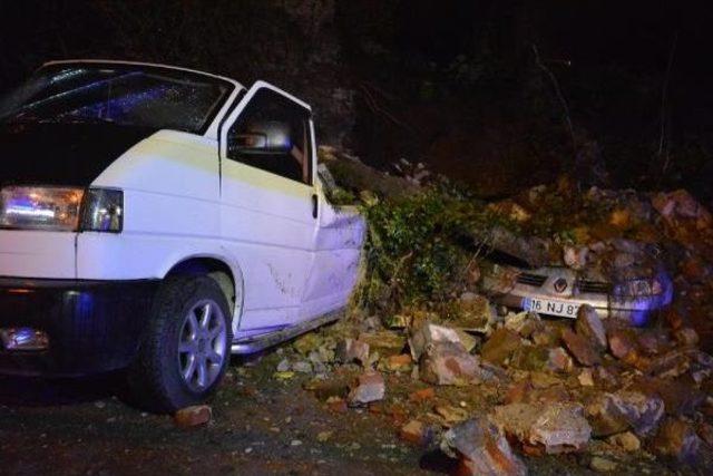 Bursa’Da Istinat Duvarı Çöktü, 7 Araç Zarar Gördü