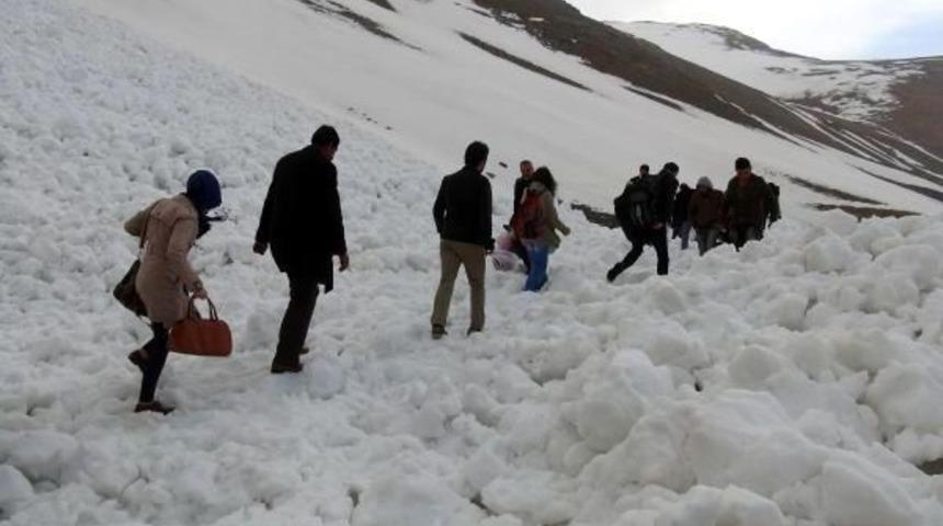 &Ccedil;ığ D&uuml;şt&uuml; 11 Saat Mahsur Kaldılar