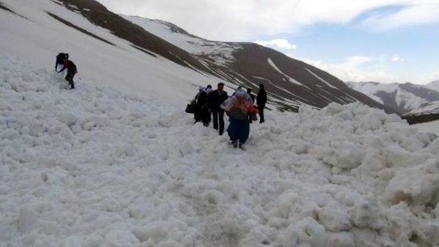 Çığ Düştü 11 Saat Mahsur Kaldılar