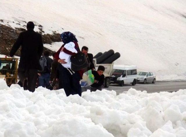 Çığ Düştü 11 Saat Mahsur Kaldılar