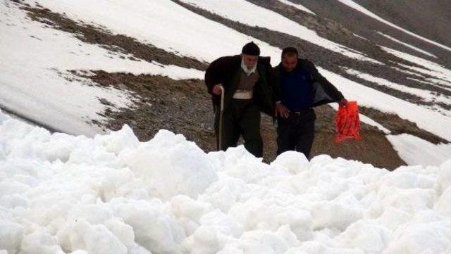 Çığ Düştü 11 Saat Mahsur Kaldılar