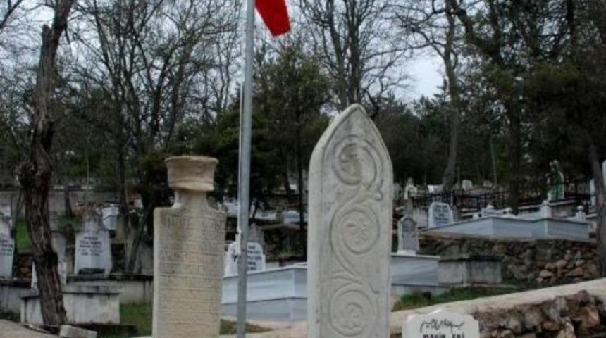 80 Yıl &Ouml;nce Şehit Olan Polisin Mezarına T&uuml;rk Bayrağı