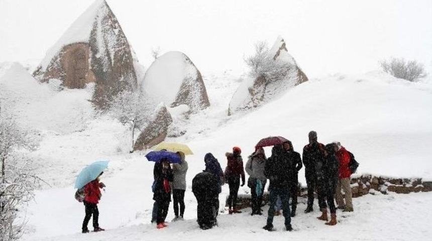 Kapadokya&rsquo;da Turistlere Kar S&uuml;rprizi