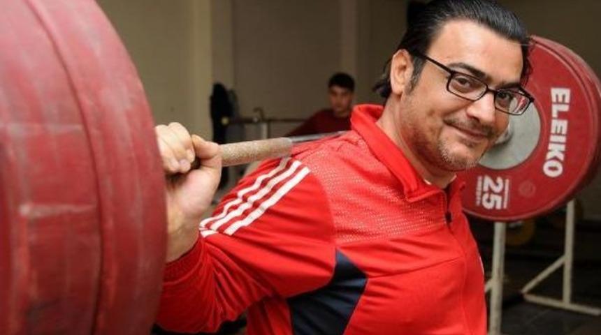 Halterde G&ouml;rme Engelli Işsiz Şampiyon