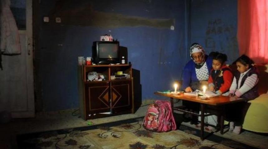 Şiddetten Ka&ccedil;tı, 2 Kızıyla Yokluk I&ccedil;inde Yaşıyor