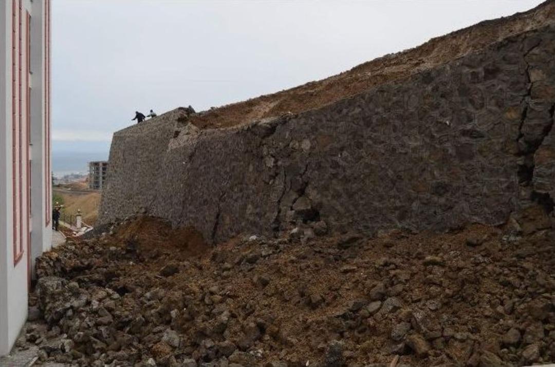 Trabzon&rsquo;da Etkili Yağışlarla Birlikte İstinat Duvarı &Ccedil;&ouml;kt&uuml;