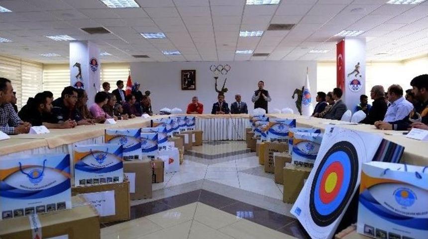 B&uuml;y&uuml;kşehir&rsquo;den Engelli Spor Kul&uuml;plerine Malzeme Yardımı