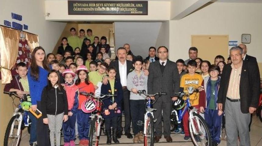 İzmit&rsquo;te Bisiklet Dağıtımına Devam Ediliyor