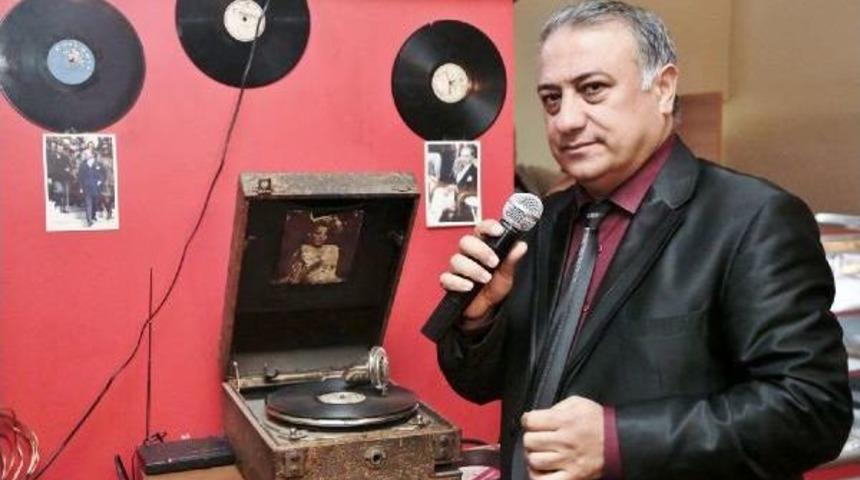 Emekli Polis, &Ccedil;ocuklarını Okutmak I&ccedil;in Sahneye &Ccedil;ıkıyor