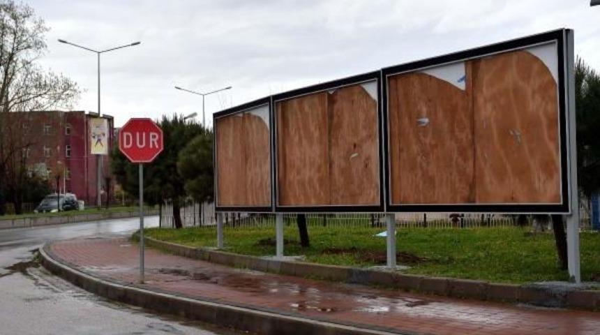 Chp'li Başkan, &Ccedil;anakkale'de N&uuml;kleer Santral Afişlerini Kaldırttı