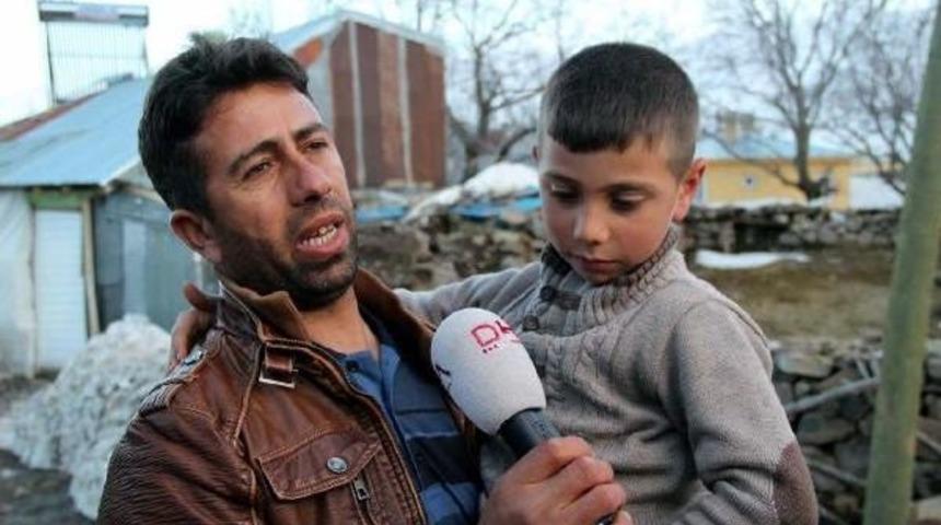 Engelli Oğlunu Her G&uuml;n Kucağında Okula G&ouml;t&uuml;r&uuml;yor