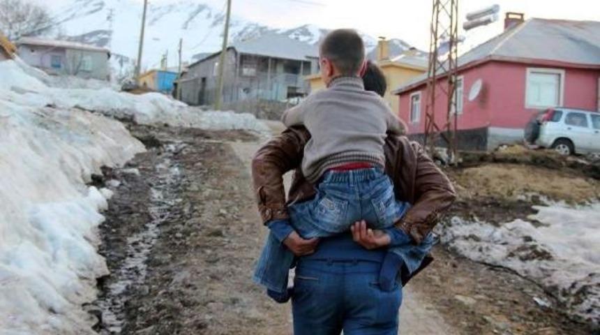 Babasının Sırtında Okula Giden Berat, Ak&uuml;l&uuml; Aracına Kavuştu